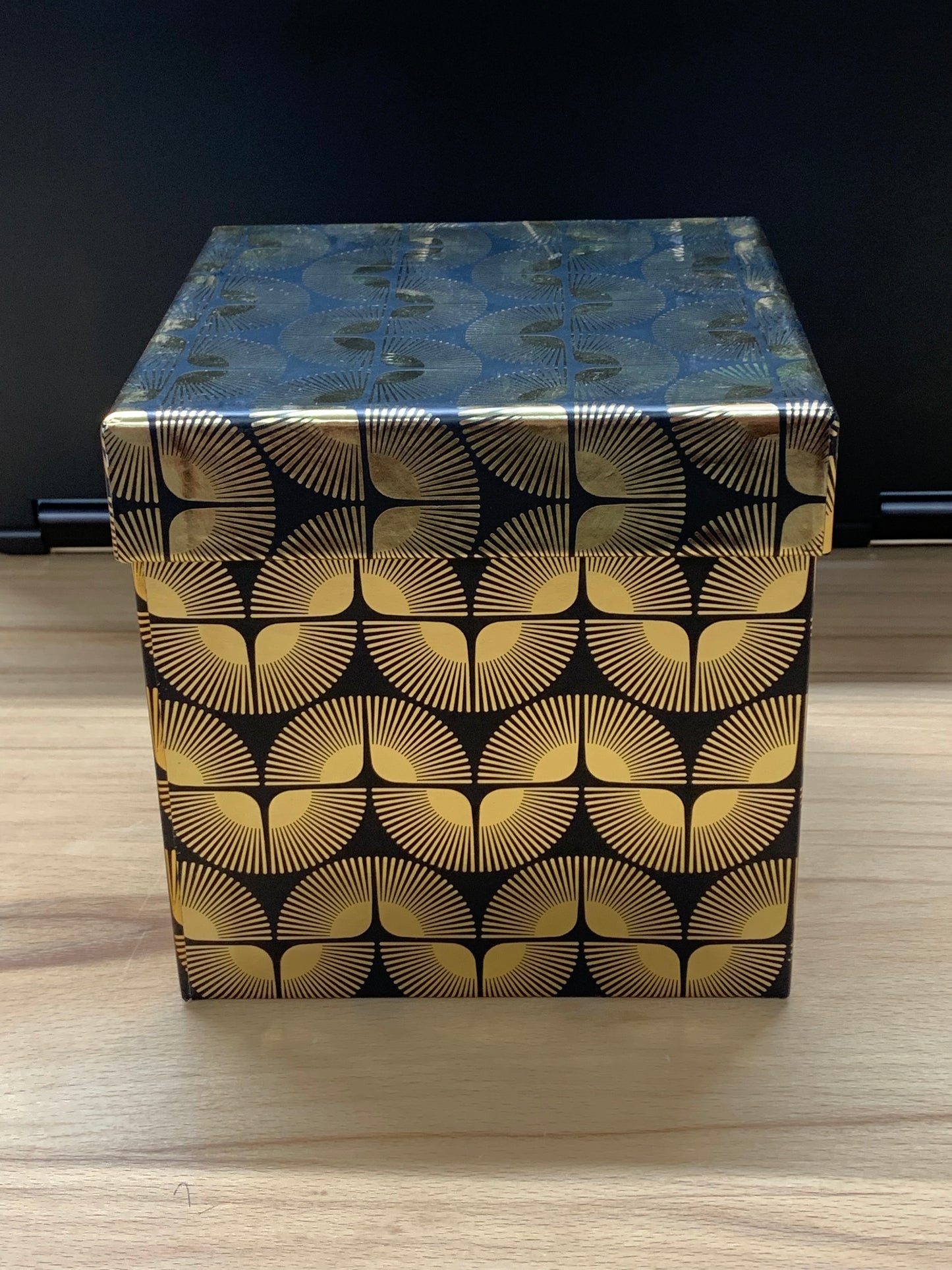 Geschenkbox gold, schwarz