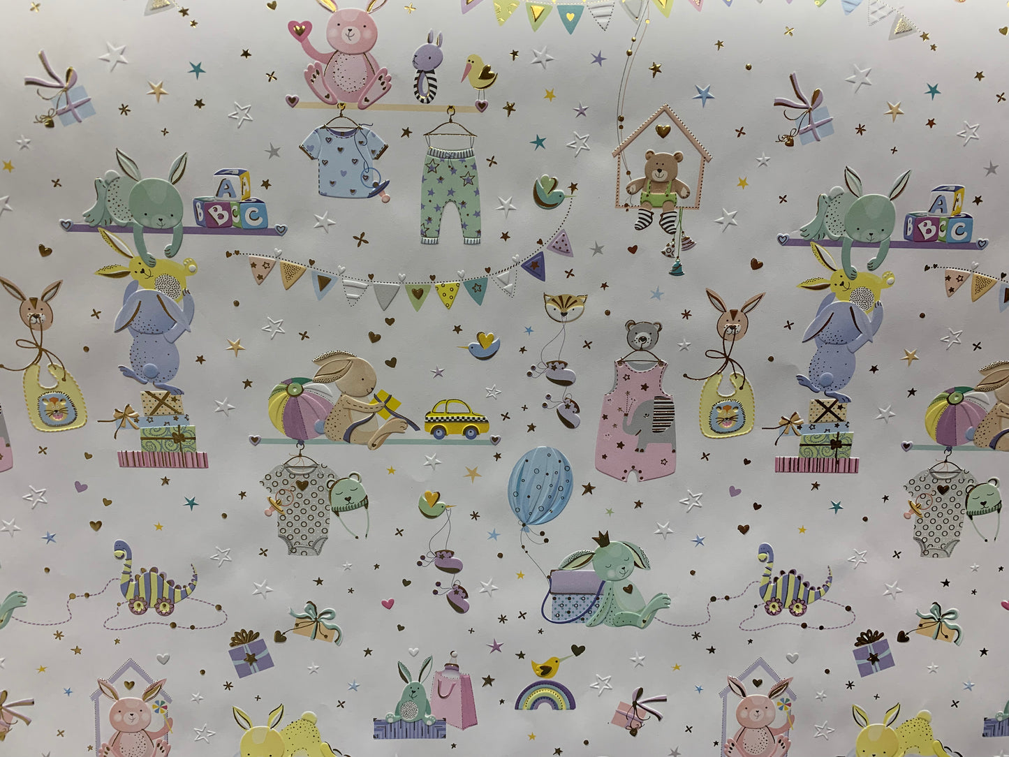 Geschenkpapier Baby Kleidung und Hasen 50x70cm