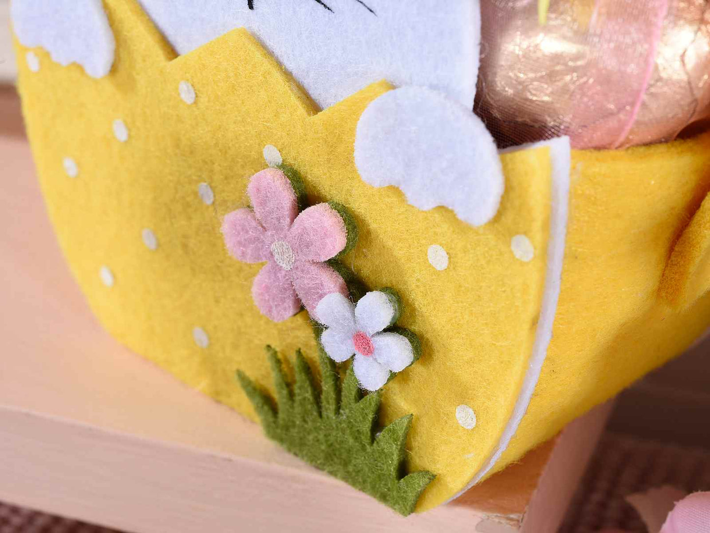 Tasche aus Hasenstoff mit geprägten Blumen